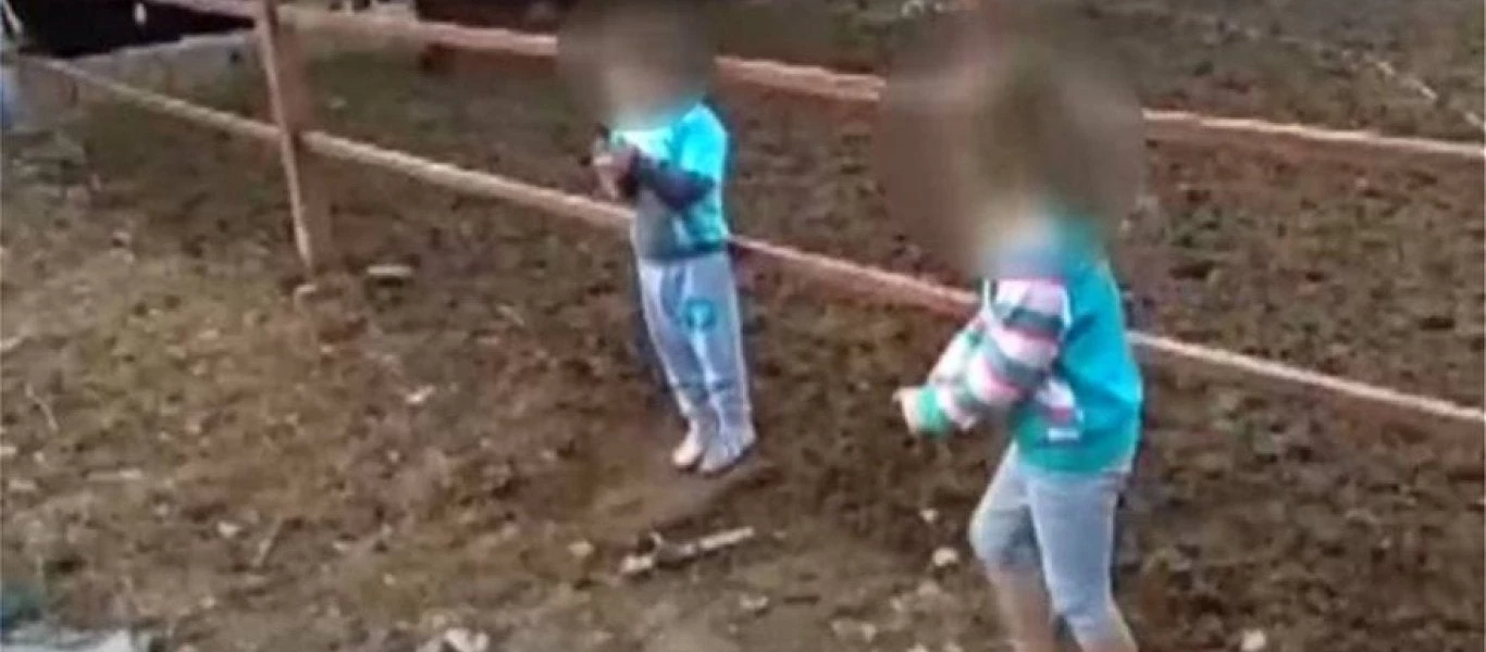 Τούρκος έδεσε τα παιδιά του σε ένα φράκτη για να τα τιμωρήσει για τις αταξίες τους (εικόνες)